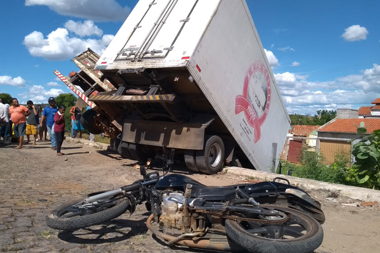 Caminhão desgovernado causa acidente na região do mercado municipal em Brumado