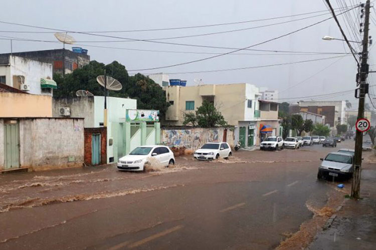 Enxurrada invade pontos comerciais na cidade de Caculé