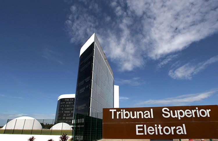 TSE decide que eleitor deve entregar celular a mesário antes de entrar na cabine de votação