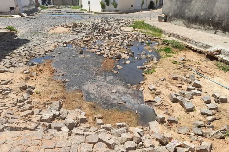 Esgoto estourado corre a céu aberto gerando transtornos à saúde pública em Brumado