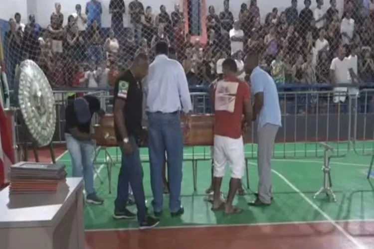 Velório coletivo de vítimas de acidente na BR-242 é marcado por comoção e homenagens