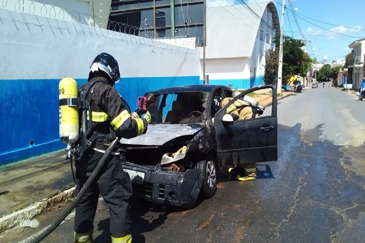 Bombeiros controlam incêndio em veículo em Bom Jesus da Lapa