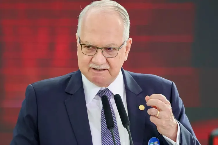 Fachin dá 5 dias para Mendonça e Gonet responderem acusação de Moraes