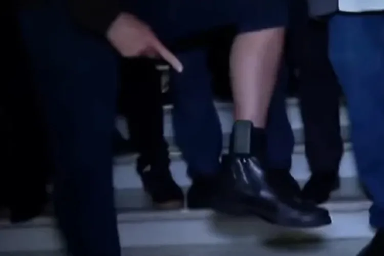 Jair Bolsonaro mostra tornozeleira eletrônica em ida à Câmara dos Deputados