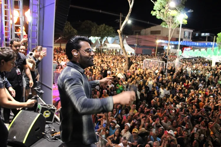 Mais de 30 mil pessoas cantam com Pablo no aniversário de 148 anos de Brumado