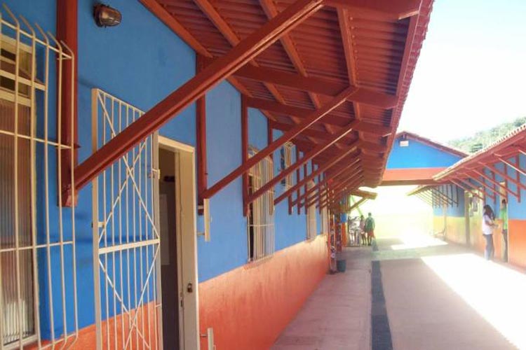 Jovem invade escola em Minas Gerais e fere dois estudantes a tiros