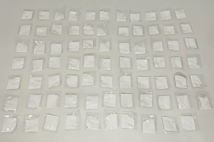 Macaúbas: PM apreende 76 papelotes de cocaína e prende suspeito em posto de combustíveis