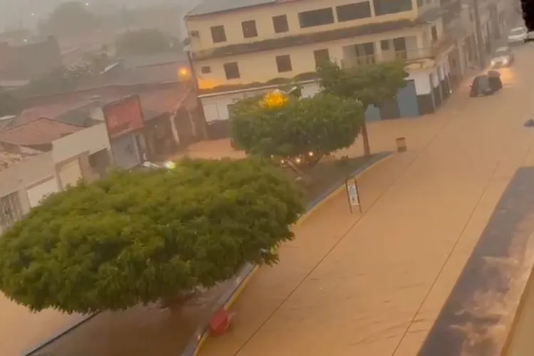 VÍDEO: Chuva de 30 mm alaga ruas e invade residências em Tanhaçu neste domingo (01)
