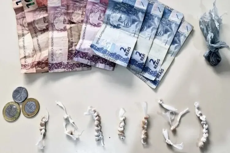 Adolescente é apreendido com drogas e dinheiro em Candiba
