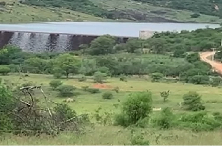 VÍDEO: Água volta a verter sobre a Barragem de Cristalândia em Brumado