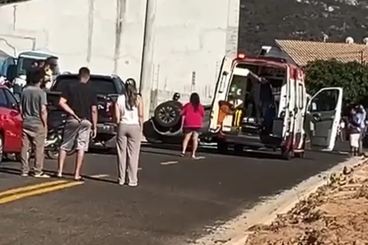 Vídeo: Capotamento é registrado no Bairro Horto Ville em Macaúbas