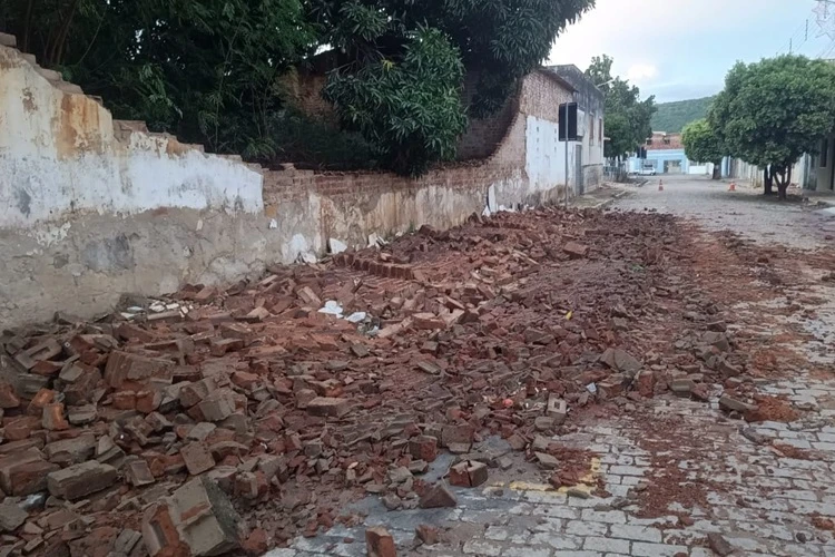VÍDEO: Muro desaba durante forte chuva em Brumado