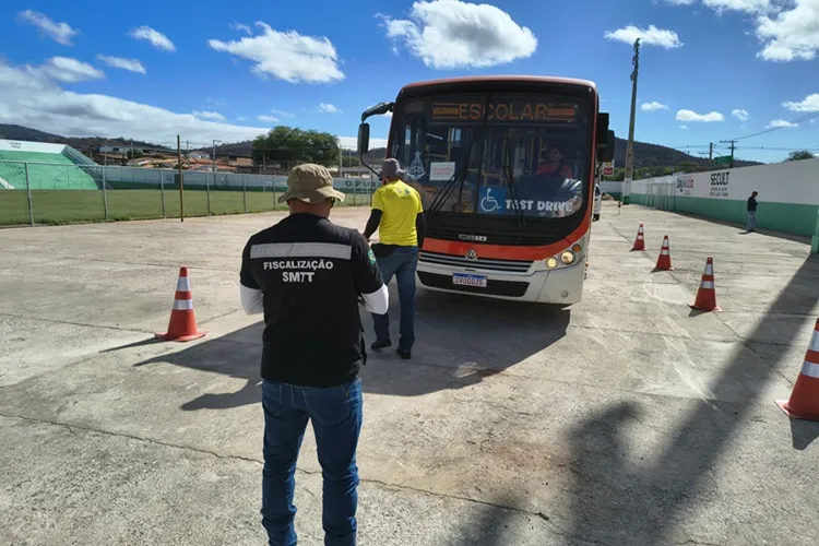Transporte escolar passa por vistoria para garantir segurança de alunos em Brumado