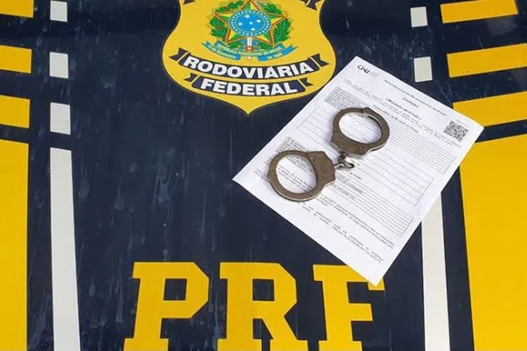 Passageiro com documento falso e procurado por homicídio é preso em Jequié