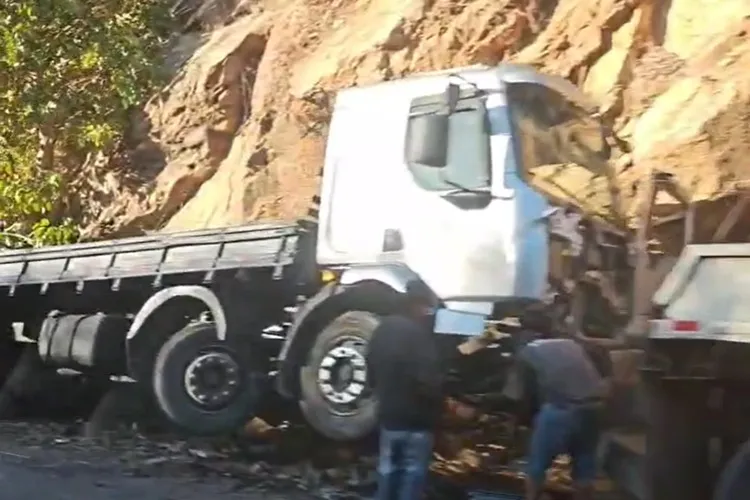 Guanambi: Carreta apresenta falha nos freios e condutor joga veículo em barranco
