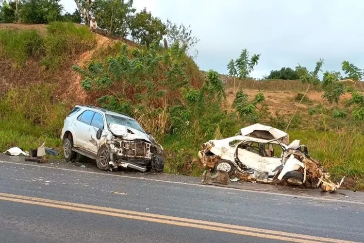 Pai e filho morrem após batida entre carros em rodovia do extremo sul da Bahia