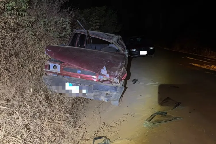 Licínio de Almeida: Motorista embriagado capota carro após atingir três veículos estacionados