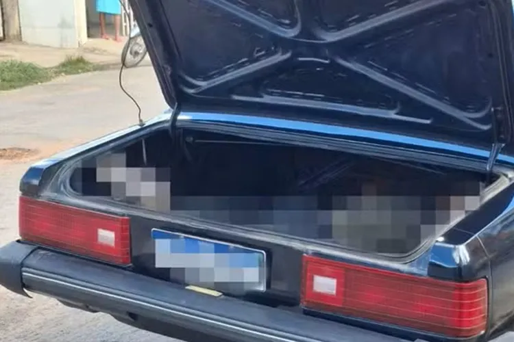 Homem aciona polícia e diz que encontrou corpo após abrir porta-malas de carro
