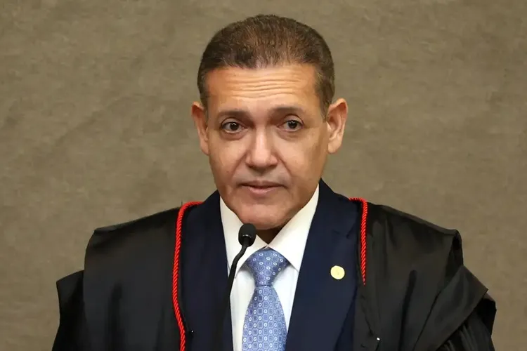 Nunes Marques pede parecer da PGR sobre revisão da condenação de Jair Bolsonaro