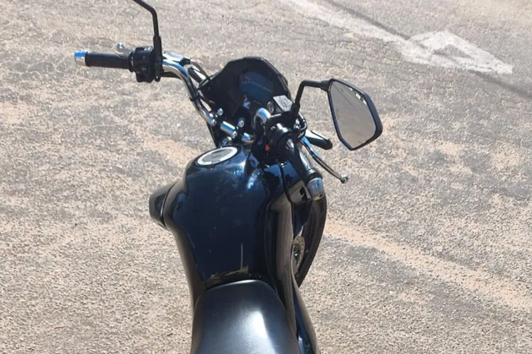 Moto com restrição é apreendida no centro da cidade de Urandi