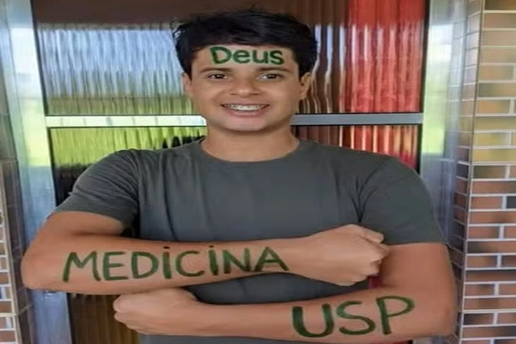 Jovem da periferia de Salvador é primeiro colocado em Medicina na USP pelo Enem