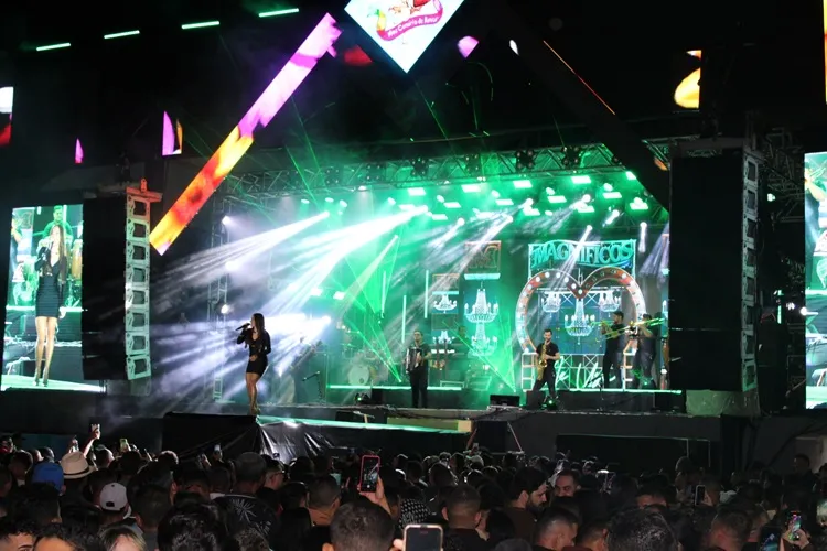 Banda Magníficos comemora 30 anos na abertura do São João de Macaúbas