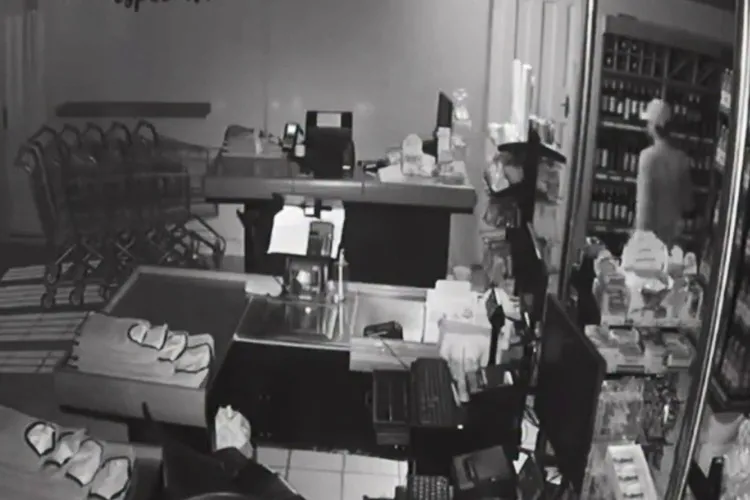 VÍDEO: Supermercado é invadido e criminoso leva R$ 7 mil em Guanambi