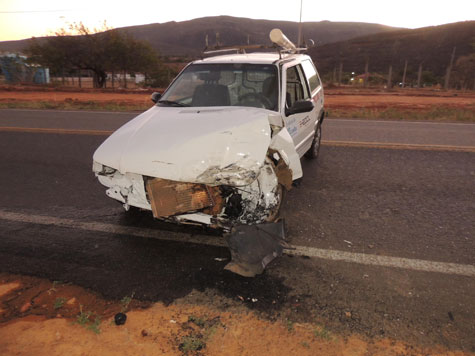 Brumado: Acidente entre carro de advogado e da EPCL na BA-148