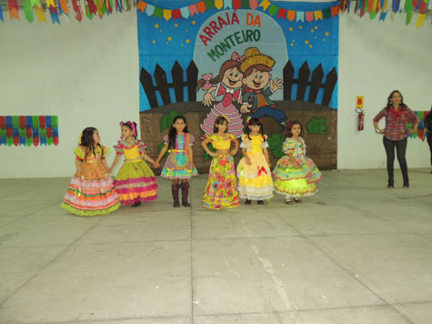 Brumado: Alunos, pais e mestres arrastaram o pé no Arraiá da Monteiro Lobato