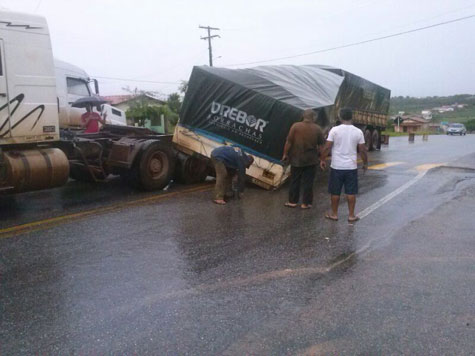 Carroceria se desprende de cavalinho na BA-148