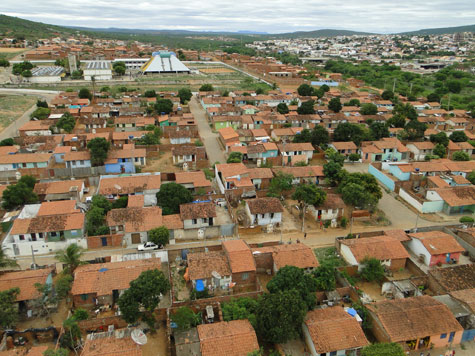 Brumado: Carro de concessionária de motos é incendiado no Bairro Urbis II