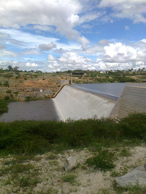 Brumado: Barragem de Cristalândia transborda