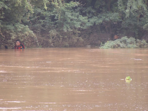 Brumado: Bombeiros fazem buscas ao corpo de pedreiro no Rio do Antônio