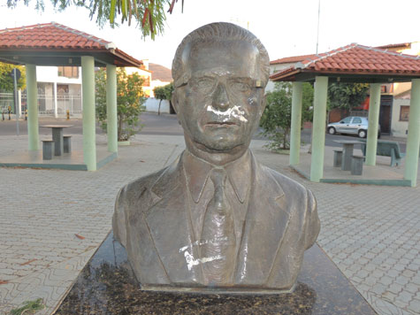 Brumado: Vândalos atacam busto de Roberto Santos