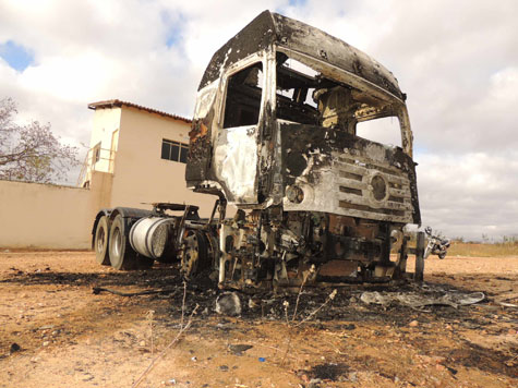 Carreta é incendiada durante madrugada em Brumado