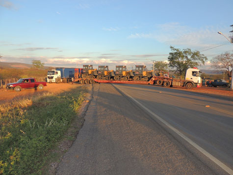 Carreta interdita a BA-262 em Brumado