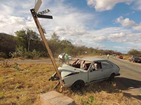 Brumado: Carro colide com placa de sinalização na entrada da rótula da BR-030