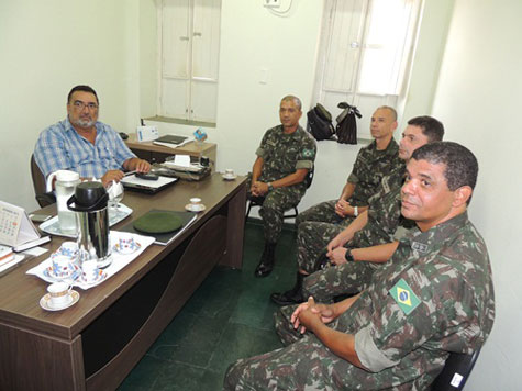 Lagoa Real: Comitiva do Exército Brasileiro é recebida na cidade