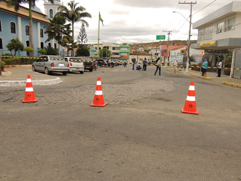DTTU sinaliza faixas de pedestre no centro comercial de Brumado