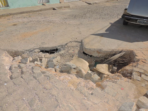 Galeria de esgoto ameaça desabar na Rua Agenor Caetano em Brumado