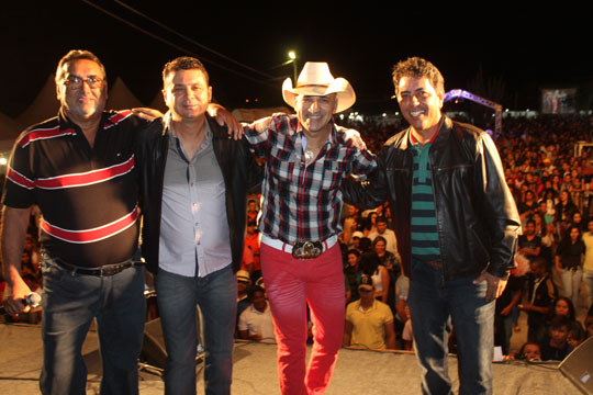 Parque de vaquejada lotado na primeira noite de festa em Lagoa Real