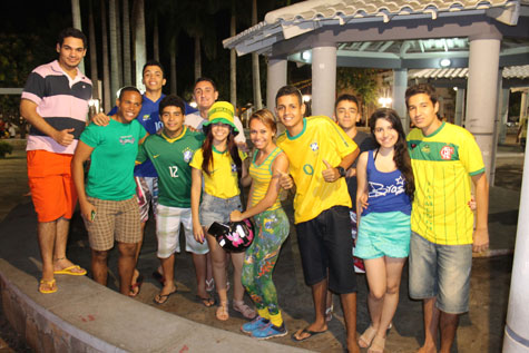 Brumadenses comemoram vitória do Brasil com carreata