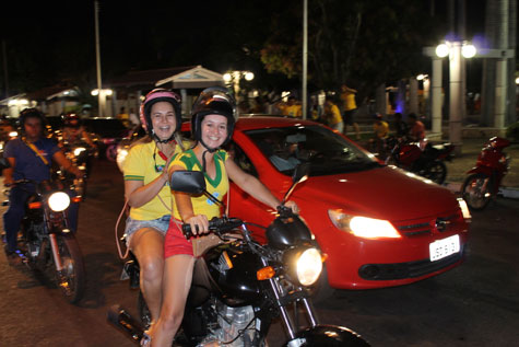 Brumadenses comemoram vitória do Brasil com carreata