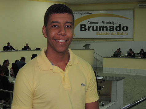 Estudante brumadense pede apoio ao Legislativo para lançamento de livro