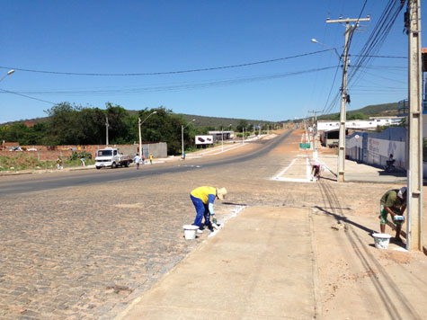 Brumado: Prefeitura realiza limpeza nas entradas da cidade