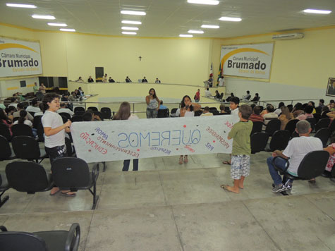 Manifestantes protestam durante sessão legislativa em Brumado