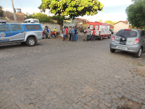 Brumado: Menores fazem acrobacias com moto em alta velocidade e colidem com carro