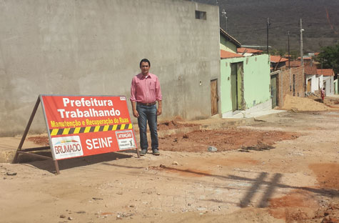 Márcio Moreira satisfeito com a Operação Tapa Buracos no Bairro Olhos D?Água