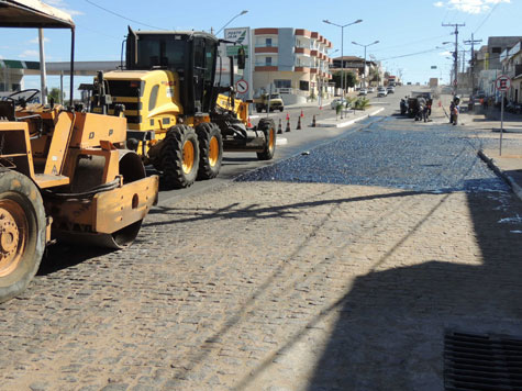 Brumado: Prefeitura alarga trecho de rótula na Avenida Centenário