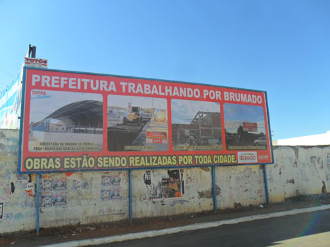 Secretaria de Infraestrutura de Brumado apresenta obras em outdoors